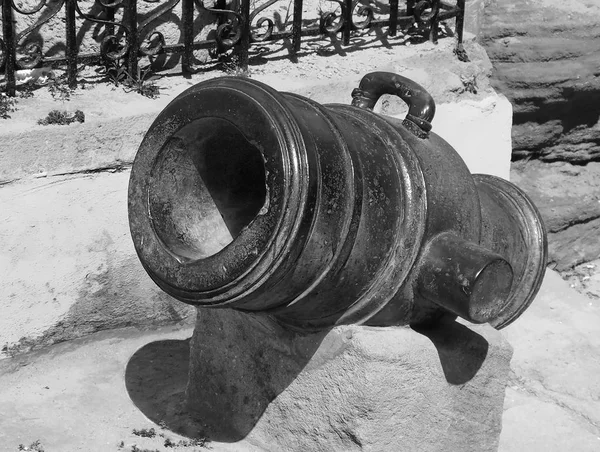 Starožitné litinové dělo, které sloužily pro pobřežní obrany v marockém městě Essaouira — Stock fotografie