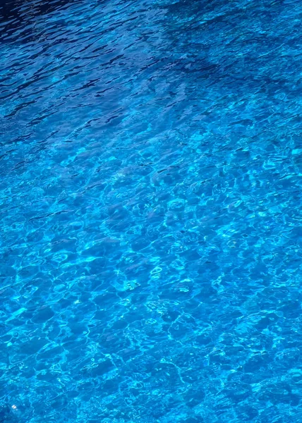 The water surface of the swimming pool turquoise color, illuminated by the sun — Stock Photo, Image