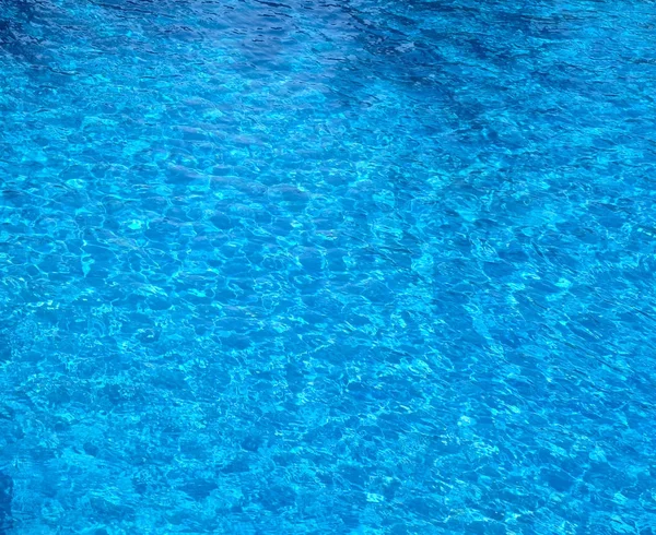 The water surface of the swimming pool turquoise color, illuminated by the sun — Stock Photo, Image