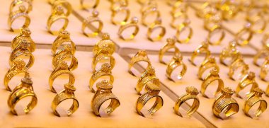 Altın takı - yüzük ve bilezik bir kuyumcu vitrin üzerinde