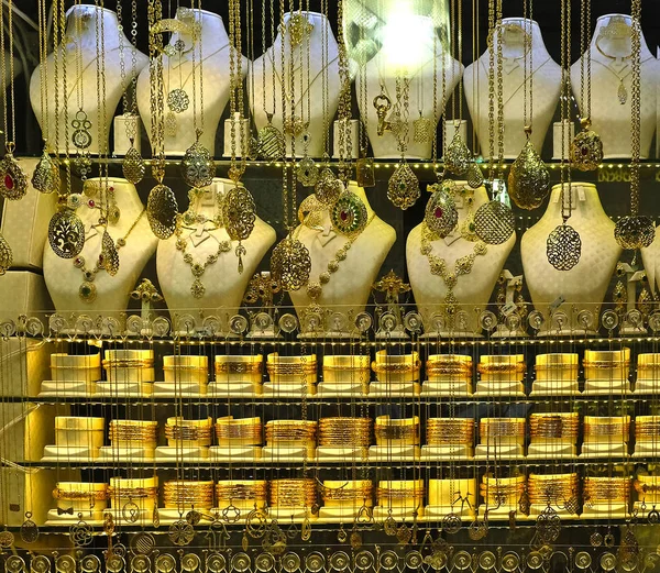 Goldschmuck - Ringe und Armbänder in der Vitrine eines Schmuckgeschäfts — Stockfoto