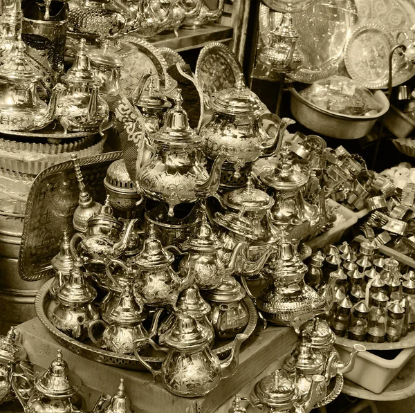 Mały sklep metalowe naczynia na targu w Maroko — Zdjęcie stockowe