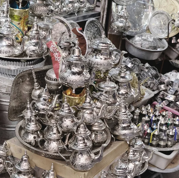 Ein kleiner Laden für Metallgeschirr auf einem Markt in Marokko — Stockfoto