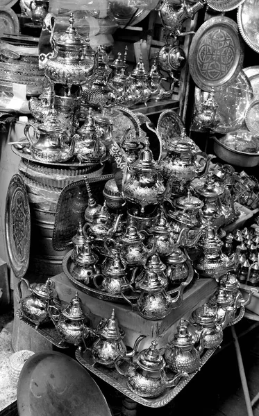 Mały sklep metalowe naczynia na targu w Maroko — Zdjęcie stockowe