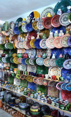 Seramik yemekleri ve Fas ustalar tarafından el ile yapılan diğer seramik ürünleri