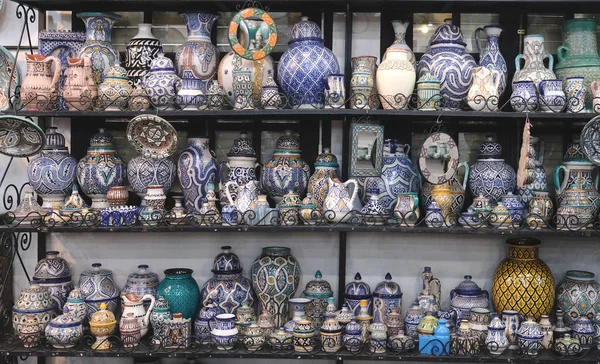 Keramikgeschirr und andere keramische Produkte von marokkanischen Handwerkern von Hand gefertigt — Stockfoto