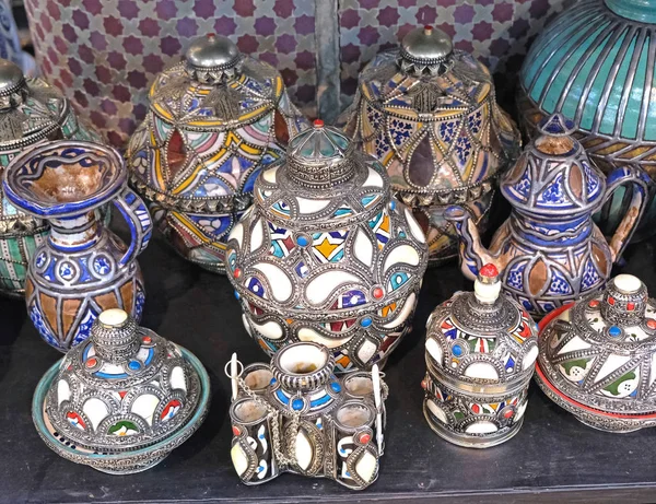 Naczynia ceramiczne i inne wyroby ceramiczne, ręcznie wykonane przez rzemieślników z Maroka — Zdjęcie stockowe