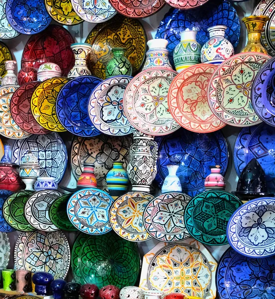 Keramikgeschirr und andere keramische Produkte von marokkanischen Handwerkern von Hand gefertigt — Stockfoto