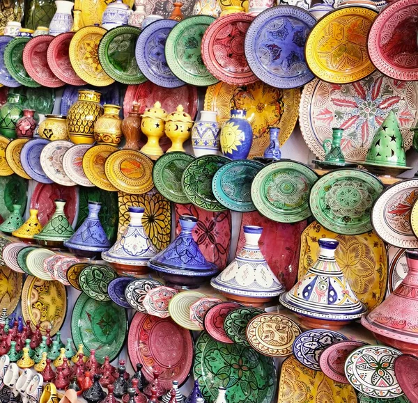 Ceramic dishes and other ceramic products made by Moroccan craftsmen by hand — Stock Photo, Image