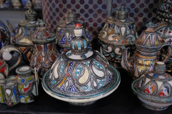 Naczynia ceramiczne i inne wyroby ceramiczne, ręcznie wykonane przez rzemieślników z Maroka — Zdjęcie stockowe