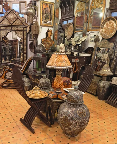 Wnętrze z pięknymi meblami i różne ozdoby marokański — Zdjęcie stockowe