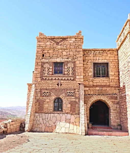 Όμορφο σπίτι στα όρη του άτλαντα του Μαρόκου, χτισμένο από τραχιά κομμάτια του κόκκινου βράχου — Φωτογραφία Αρχείου