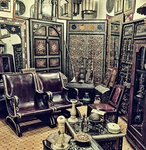 Une partie de l'intérieur, faite dans le style mauresque avec de beaux meubles vintage, des articles ménagers et des armes anciennes avec incrustation — Photo