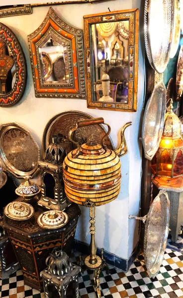 12 marca 2019, miasto Fez, Maroko: luksusowe artykuły gospodarstwa domowego z azjatyckimi mauretańskim — Zdjęcie stockowe