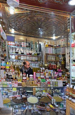 Fas, Marakeş şehri: Geleneksel ve modern ilaçlarile şehir çarşısında Eczane