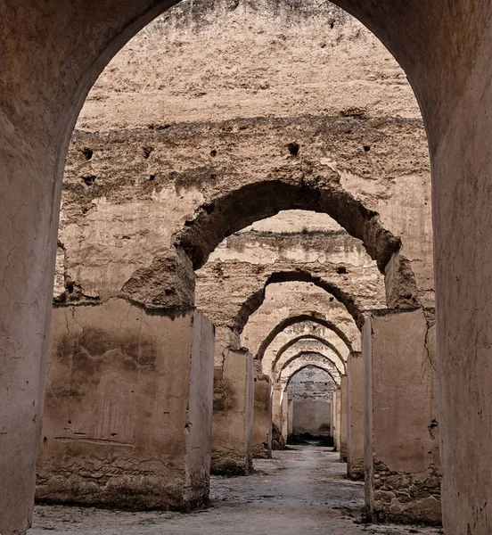 Interiér staré sýry a stáje heri ES-Souani v marockém Meknes. — Stock fotografie