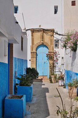 Mavi şehir Chefchaouen sokak. Chefchaouen veya Fas Kuzey Afrika Chaouen şehir. Antik bir şehrin sokakta mavi ev duvarları, mavi renk her yerde.