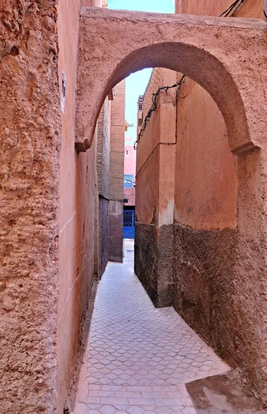 Ery narrow street in the old part of the city of Marrakesh in Morocco — Stock Photo, Image