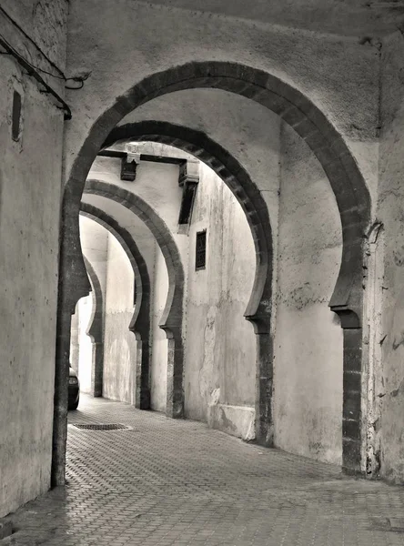 Narrow arched junction between the streets in the old part of Casablanca in Morocco — Stock Photo, Image