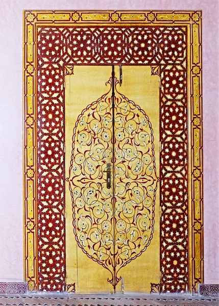 La porte du palais de la ville de Fès au Maroc, peinte avec des motifs complexes, beaux, multicolores dans un style oriental, à proximité des Maures — Photo