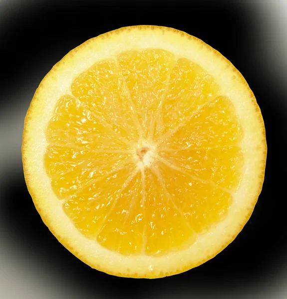 En ljus, mogna, saftiga orange frukt, bara tas från dess träd. Ett rådjur välsmakande och hälsosamt — Stockfoto