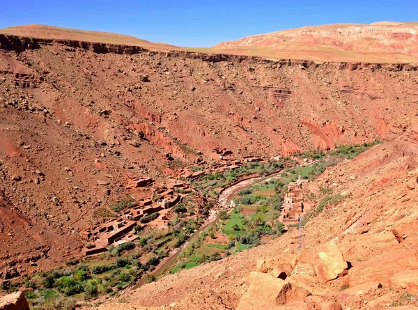 Wioska położona w górzystej wąwozie gór Atlas w Maroku — Zdjęcie stockowe