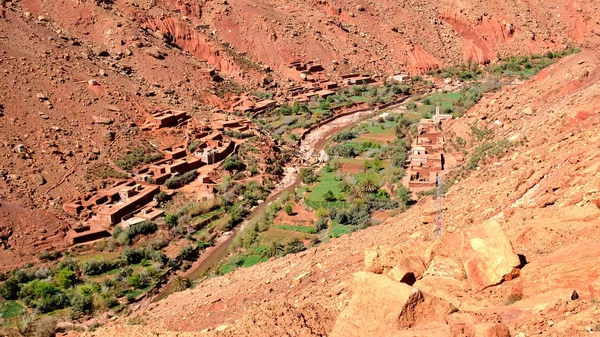 Village located in the highland gorge of the Atlas Mountains in — Stock Photo, Image