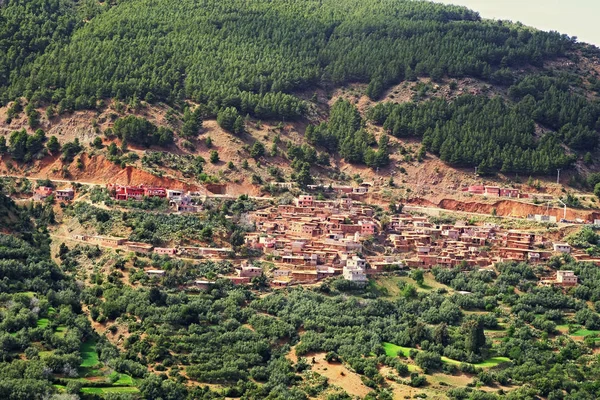 Village located in the highland gorge of the Atlas Mountains in Morocco — Stock Photo, Image