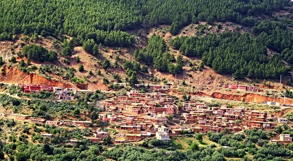 Village located in the highland gorge of the Atlas Mountains in Morocco — Stock Photo, Image