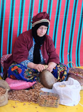 Bir petrol, kozmetik ve tıp fabrikasında Argan fındık yapılmış fındık kırma ve argan fındık ayıklanan kadınlar