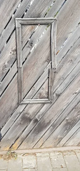 La vecchia recinzione in legno fatiscente con tavole secche e screpolate . — Foto Stock