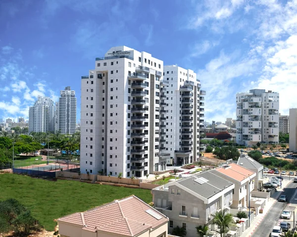 Edificio patio de Vivienda construcción de casas en una nueva zona de la ciudad Holon en Israel —  Fotos de Stock