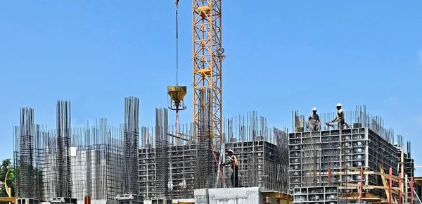 Pozzo di costruzione con preparazione di rinforzi e casseforme per la costruzione di fondazioni — Foto Stock