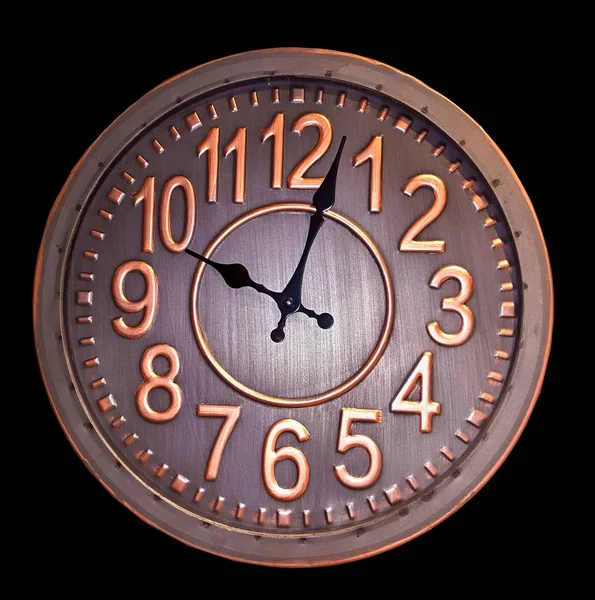 Antico orologio da parete con quadrante in ottone e rame e lancette laccate nere — Foto Stock