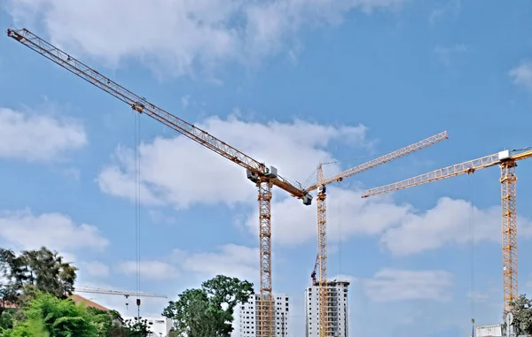 Żurawie wieżowe na budowę budynków mieszkalnych w mieście Tel Awiw w Izraelu — Zdjęcie stockowe