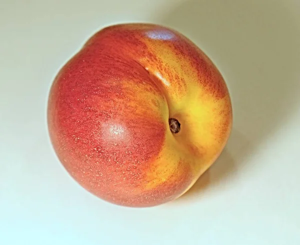 Nectarine, glad gevild perzik van de familie Rosaceae die wordt geteeld in de warmere gematigde gebieden van zowel de noordelijke en zuidelijke hemisferen — Stockfoto