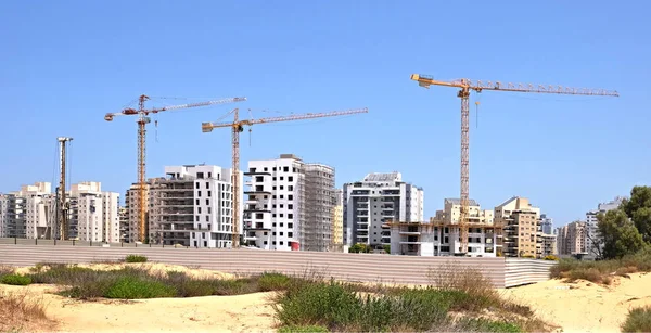 Cantiere di costruzione di alloggi costruzione di case in una nuova area della città Holon in Israele — Foto Stock