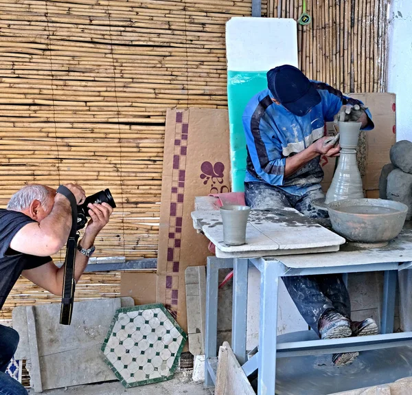 A photographer who photographs a potter making a clay jug — Stock Photo, Image