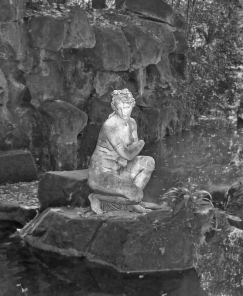 Романтическая женская статуя в Caserta Royal Palace и Park Venus Bath в Английском саду — стоковое фото