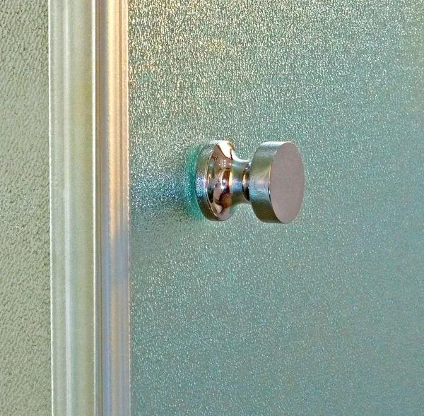 Λαμπρή, γυαλισμένο πόρτα λαβή για γυάλινη καμπίνα ντους — Φωτογραφία Αρχείου
