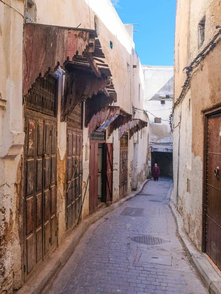 Ancient narrow cobbled street on the outskirts of the eastern city — Stock Photo, Image