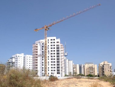 Çöl kumulları arasında şehir inşaatı. İsrail 'deki Holon şehrinin yeni bir bölgesinde konut inşaatı.