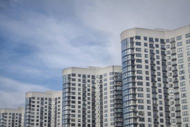 Mavi gökyüzü karşı çapraz bir dalga şeklinin güzel çok katlı bina