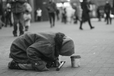 Bir yaşlı kadından çıkan bir şehir sokak yalvarıyor diz. Siyah ve beyaz