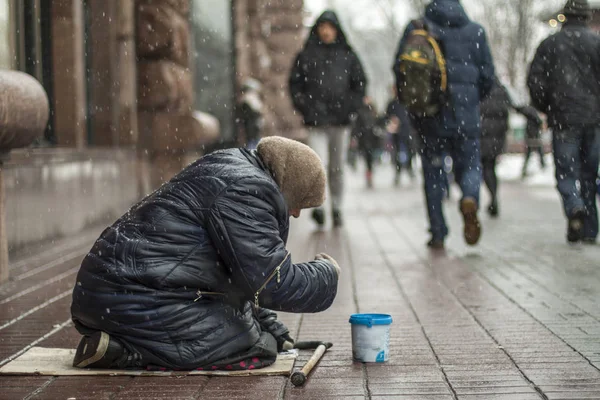 Des Mains Homme Qui Travaillent Avec Des Clés Processus Action — Photo