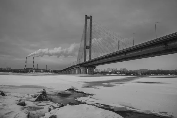 Brug Winter Bevroren Rivier Achtergrond Van Industriële Pijpen — Stockfoto