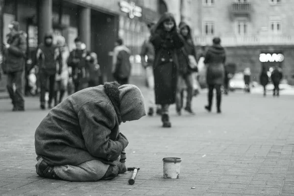 Kız Para Için Yaşlı Bir Dilenci Bir Şehir Sokak Veriyor — Stok fotoğraf