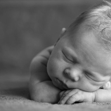 Yeni doğan bir bebek karnına, uyku elleri onun başının altına koy. Tonda