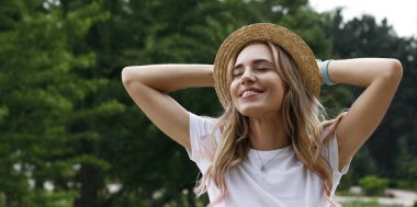 Parkta bir tatil hasır şapkalı mutlu sarışın kız