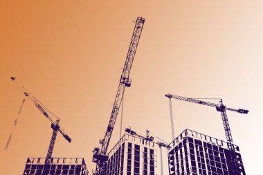 Yapım aşamasında yüksek çok katlı binalar. Kule vinç building yakınındaki. Konsept Fotoğraf, Çift ton fotoğraf efekti
